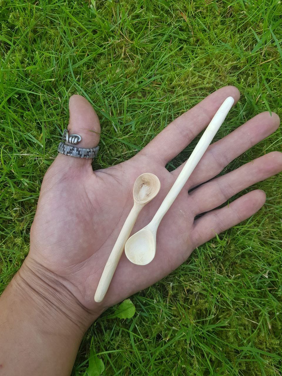 Mano cucharas hierba